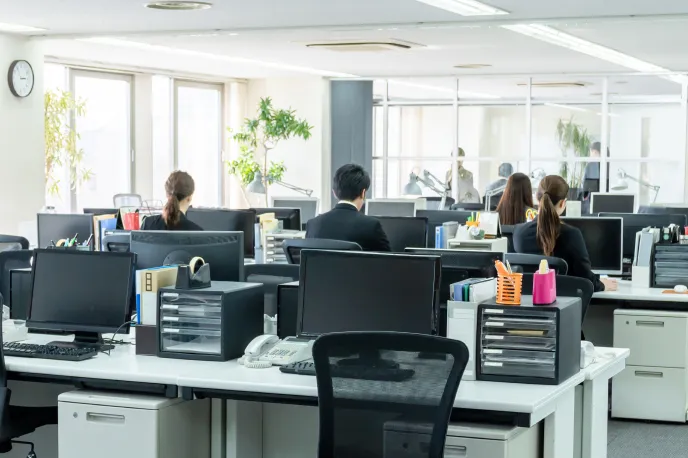 オフィス内で働く社員たちの様子