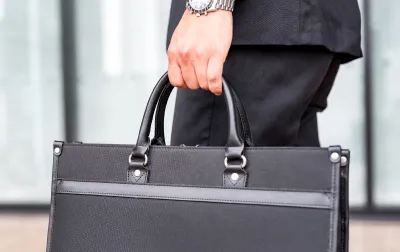 営業活動を終えて直帰する営業担当者