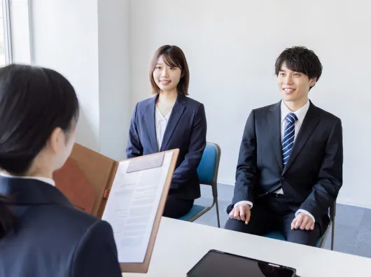 面接を受ける就職活動中の応募者