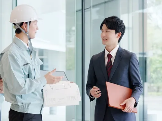 先輩社員に迎えられ出勤する新入社員