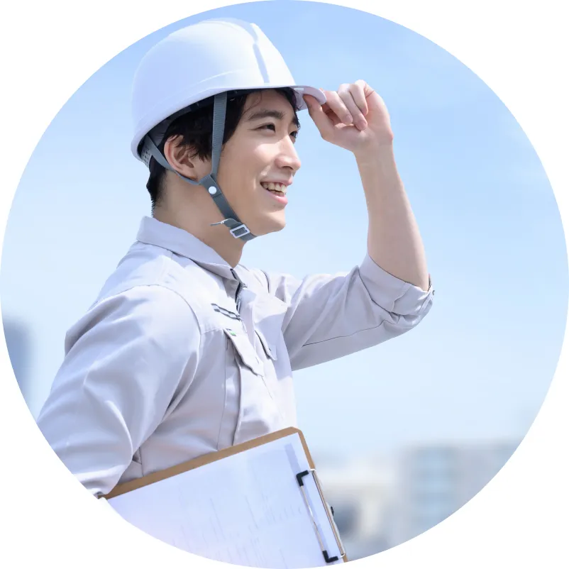 ヘルメットを着用して図面を持つ建設技術者