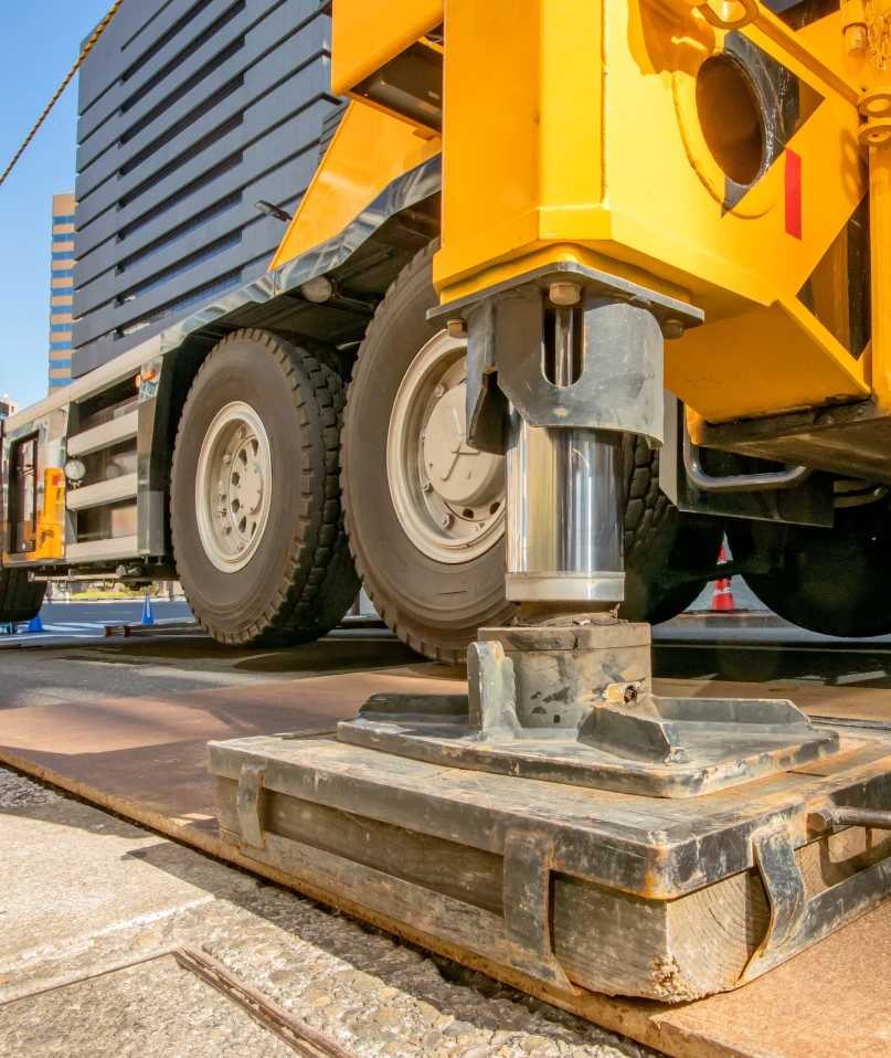 アウトリガーを設置して作業する大型クレーン車